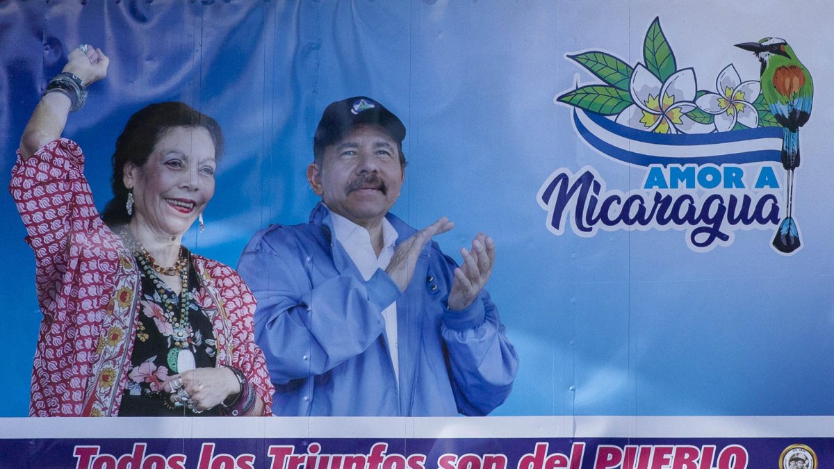 Una valla con la imagen de los esposos y copresidentes de Nicaragua, Daniel Ortega y Rosario Murillo, en Managua (Nicaragua).