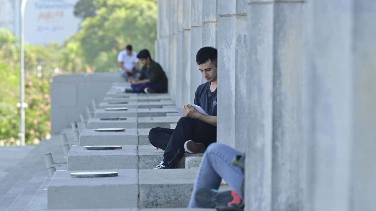 Una persona leyendo frente a la Facultad de derecho de la Universidad de Buenos Aires (UBA), en Buenos Aires (Argentina).