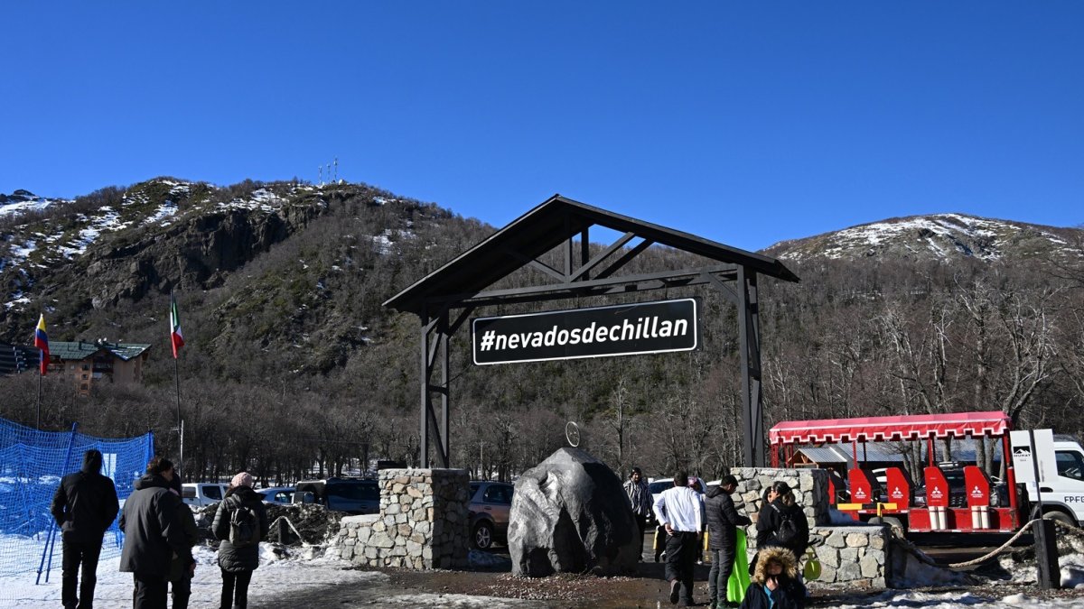 Turistas disfrutan de las instalaciones del Centro de Esquí Nevados de Chillán en la provincia de Ñuble, Chile, el 10 de julio de 2025.