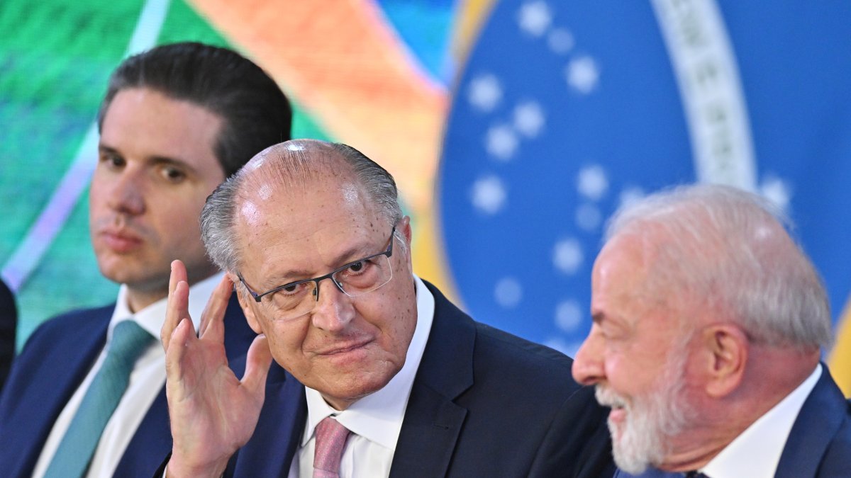 El vicepresidente Geraldo Alckmin (i), y el presidente de Brasil, Luiz Inácio Lula da Silva, durante la firma del paquete de ayudas a los exportadores afectados por los aranceles de Estados Unidos.