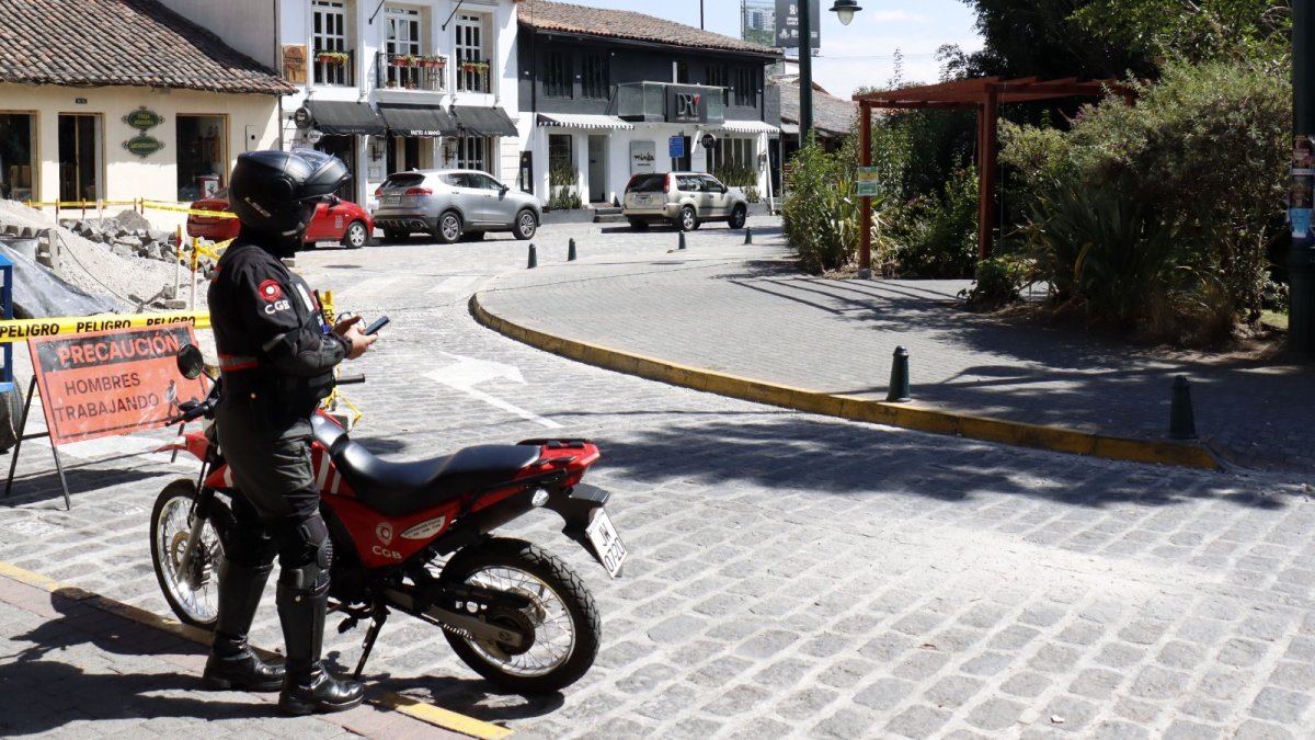 Calles de Cumbayá, como la Manabí, están copadas de diversos negocios. Algunos cuentan con seguridad privada.