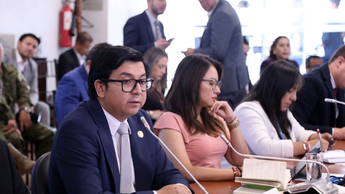 El secretario jurídico de la Presidencia, Stalin Andino; junto a Nataly Morillo, hoy ministra de Gobierno.