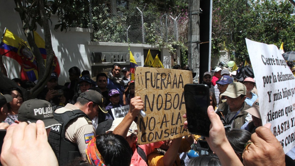 El 12 de mayo, fuera de las instalaciones de la Corte Constitucional del Ecuador, dos manifestaciones se encontraron, los que estaban a favor y en contra del régimen.