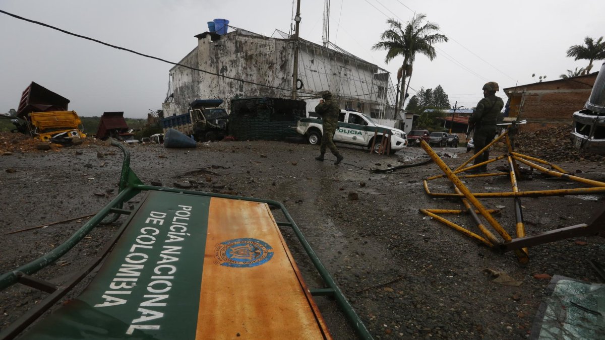 Foto referencial. Ataque del  20 de mayo de 2024 que muestra a militares que custodian una casa destruida frente a estación de Policía hostigada por disidentes de las FARC en el Cauca.