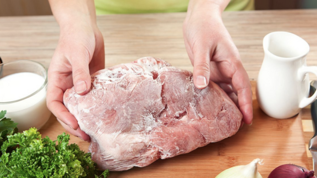 Descongelar el pollo en refrigeración es el método más seguro para preservar su textura y evitar riesgos alimentarios.