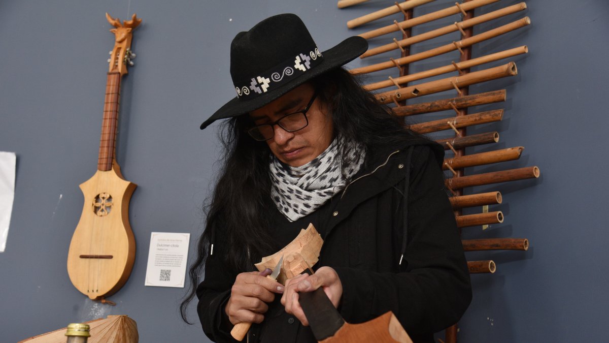 Pablo Jacho Topón es el investigador y lutier de los instrumentos que constan en la muestra.