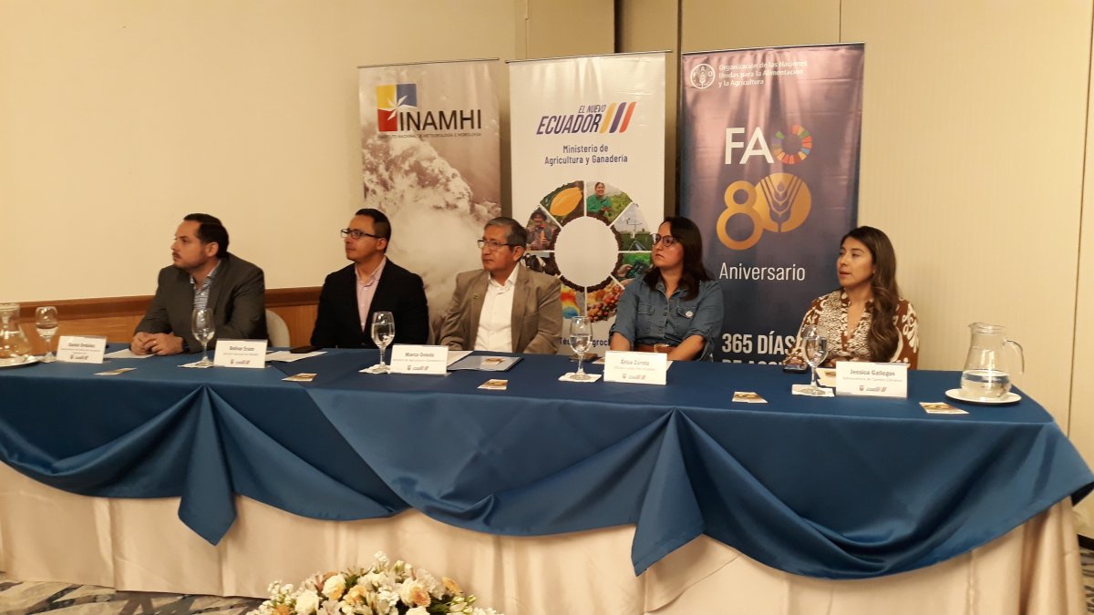 Autoridades en la creación de la Mesa Técnica Agroclimática Nacional.