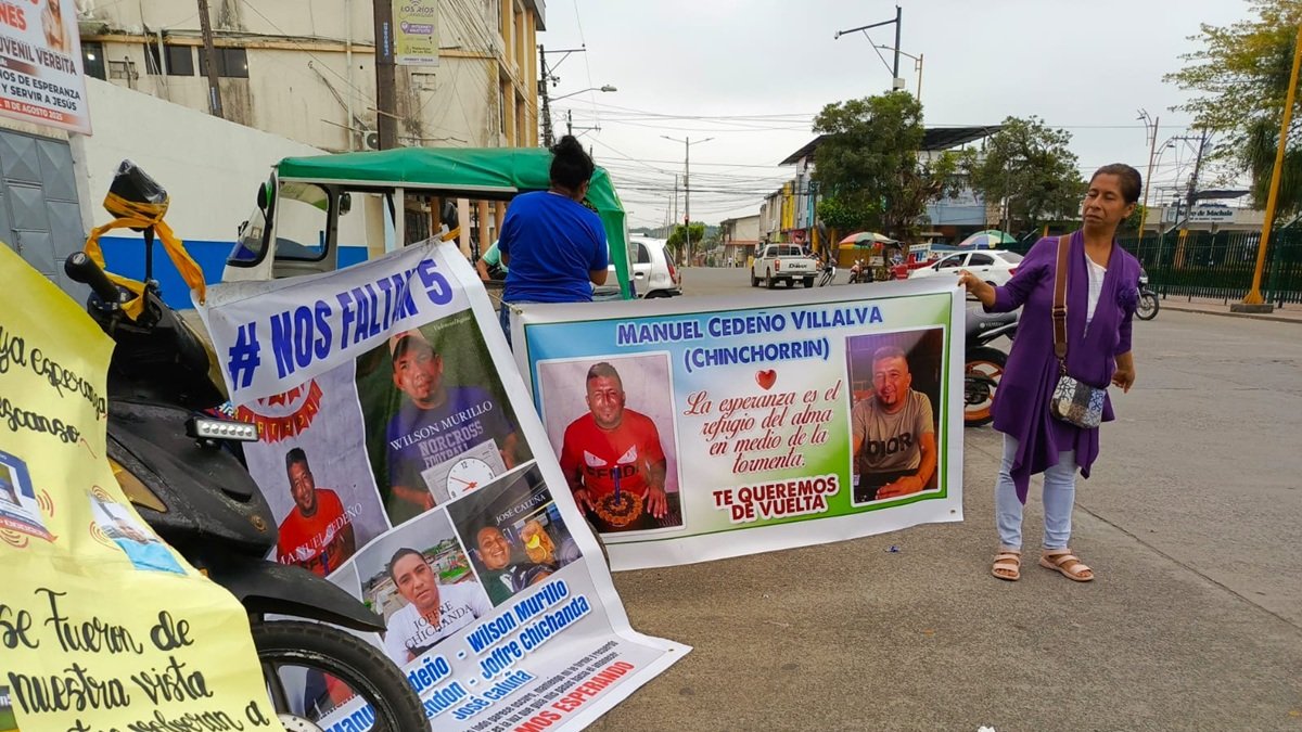 Familiares de Manuel Cedeño, uno de los obreros desaparecidos, realizaron un marcha en Valencia, Los Ríos, para exigir respuestas a las autoridades.