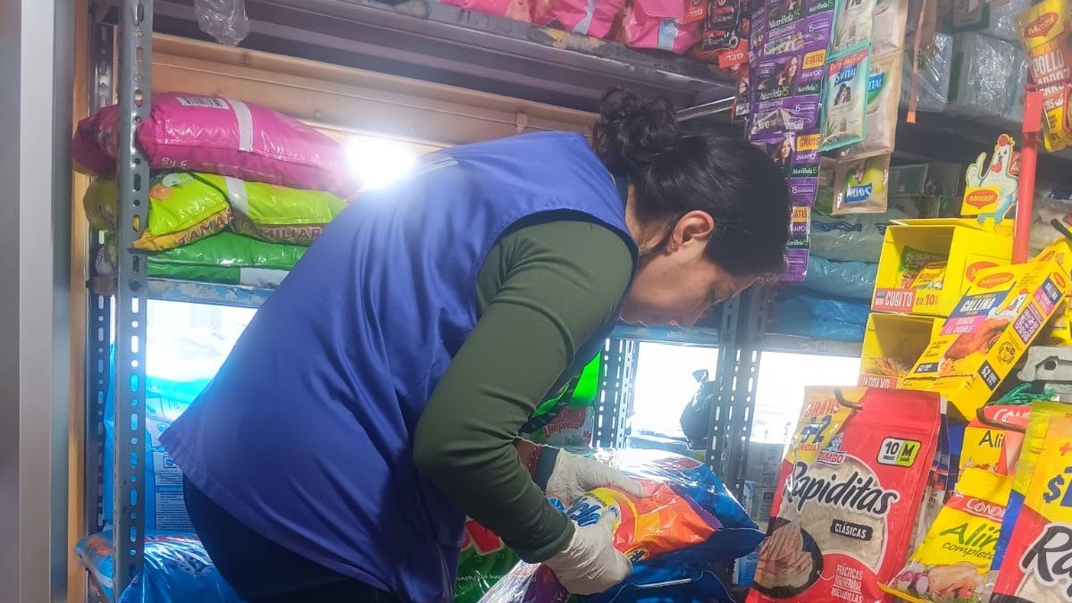 Los técnicos de la Arcsa revisaron los productos disponibles en la tienda.