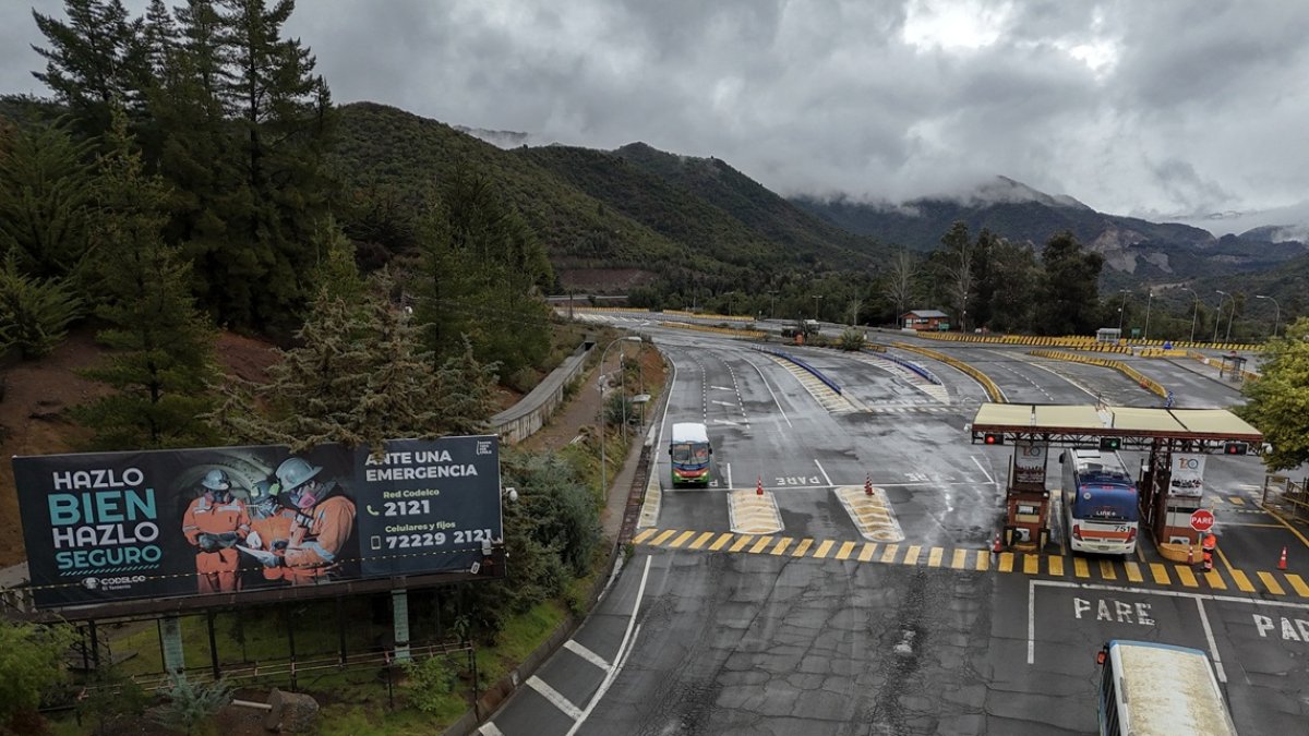 Entrada a la mina El Teniente, mina de cobre de Codelco en la comuna de Machali, cerca de Rancagua, Región de O'Higgins, Chile.