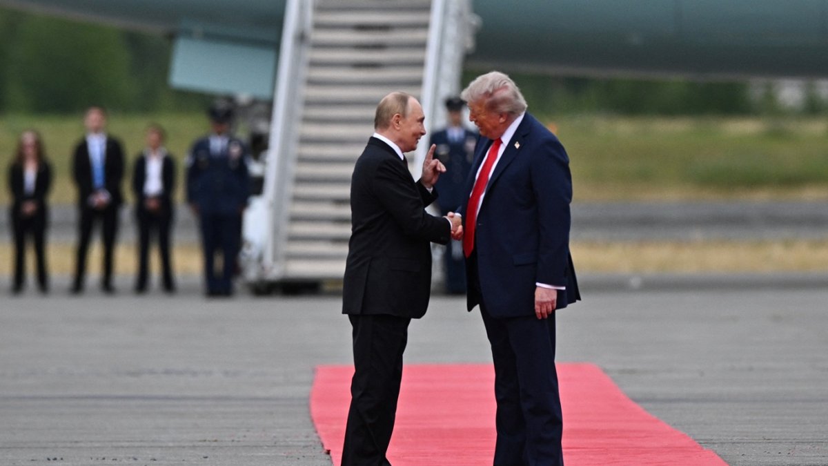 El presidente Donald Trump saluda a Vladimir Putin, en la pista de la Base Conjunta Elmendorf-Richardson en Anchorage, Alaska, el 15 de agosto de 2025.