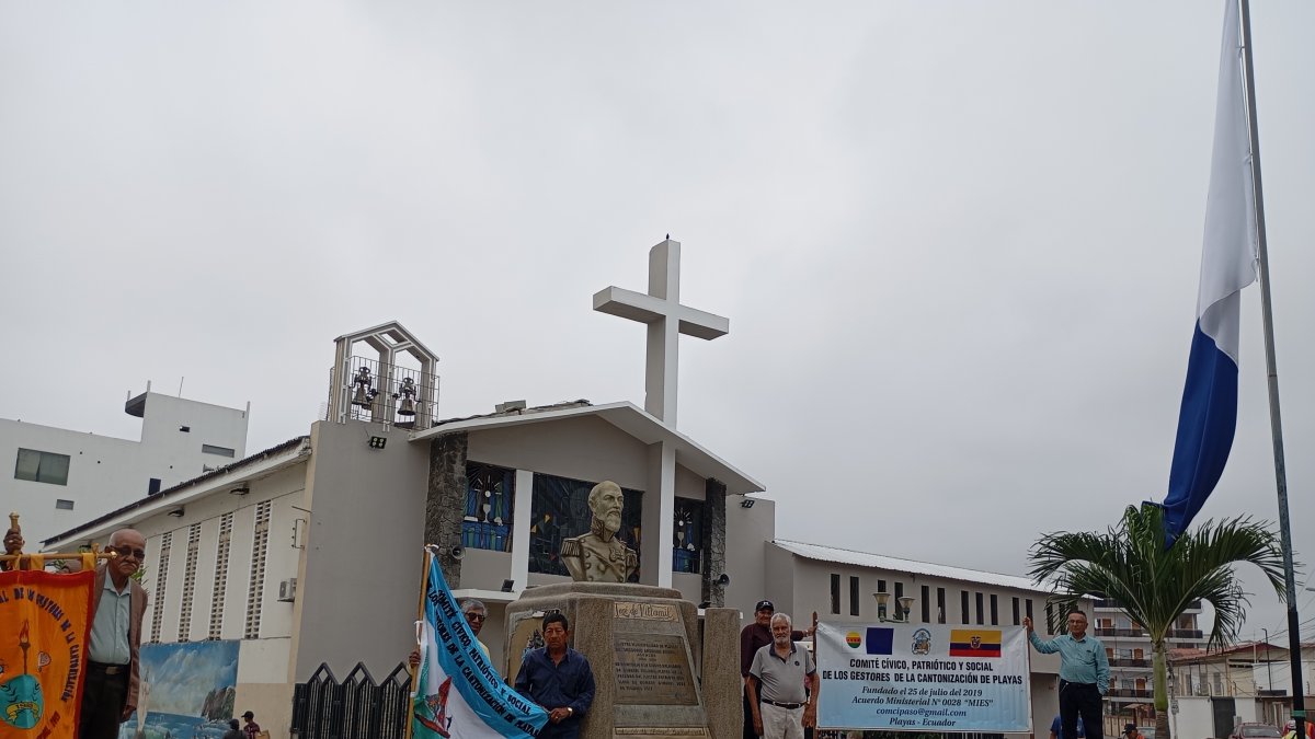 Civismo. Los pobladores honrar la lucha de quienes impulsaron la cantinización y posan en los monumentos.