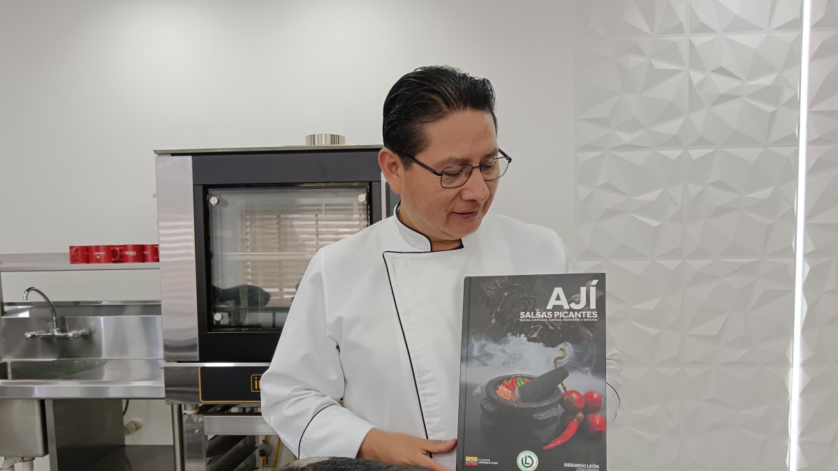 Chef. El chef Gerardo León sostiene el libro premiado “Ají – Salsas Picantes”, orgullo de la gastronomía ecuatoriana.