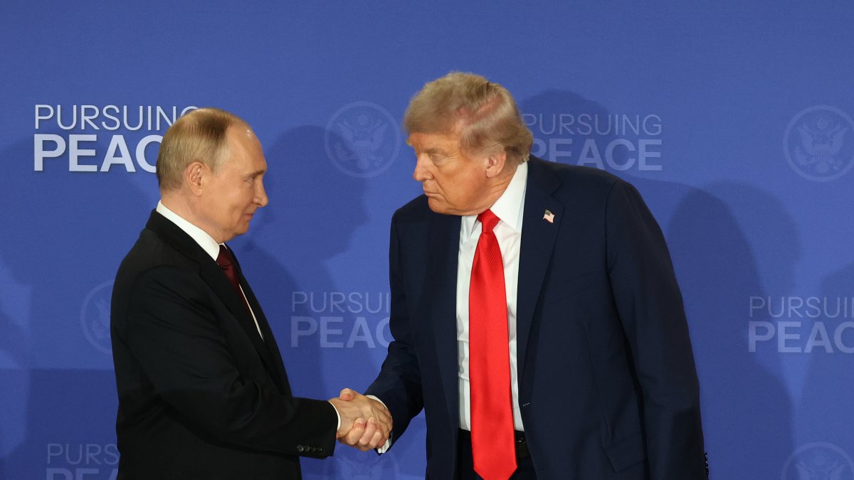Trump y Putin e saludan al finalizar una declaración conjunta este viernes, en Anchorage