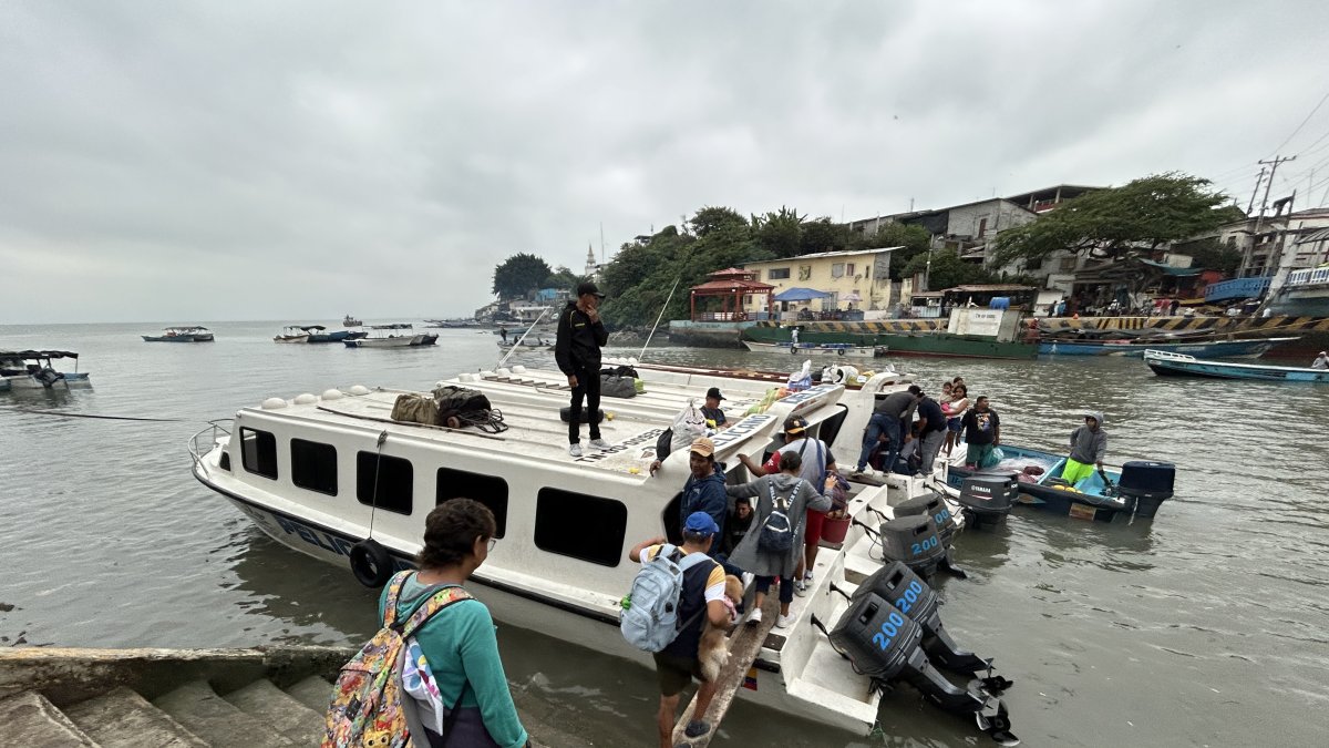 Movilidad. Comuneros de la isla Puná salen todas las mañanas en una embarcación hacia el sector de la Caraguay.
