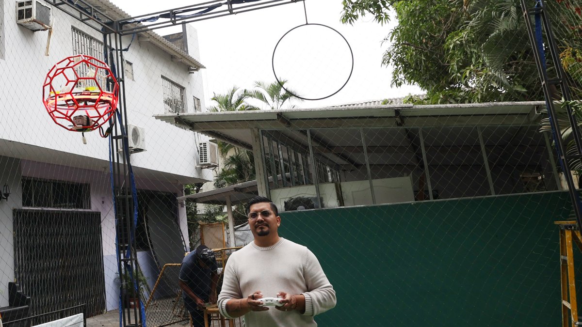 Organizadores durante una demostración de Drone Soccer Ecuador.