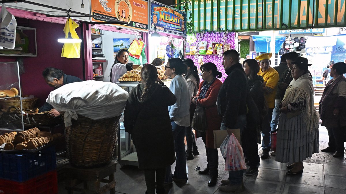 Pan. Ciudadanos de Bolivia hacen fila para encontrar pan fresco ante una crisis económica que encareció varios productos alimenticios básicos y la gasolina para vehículos.