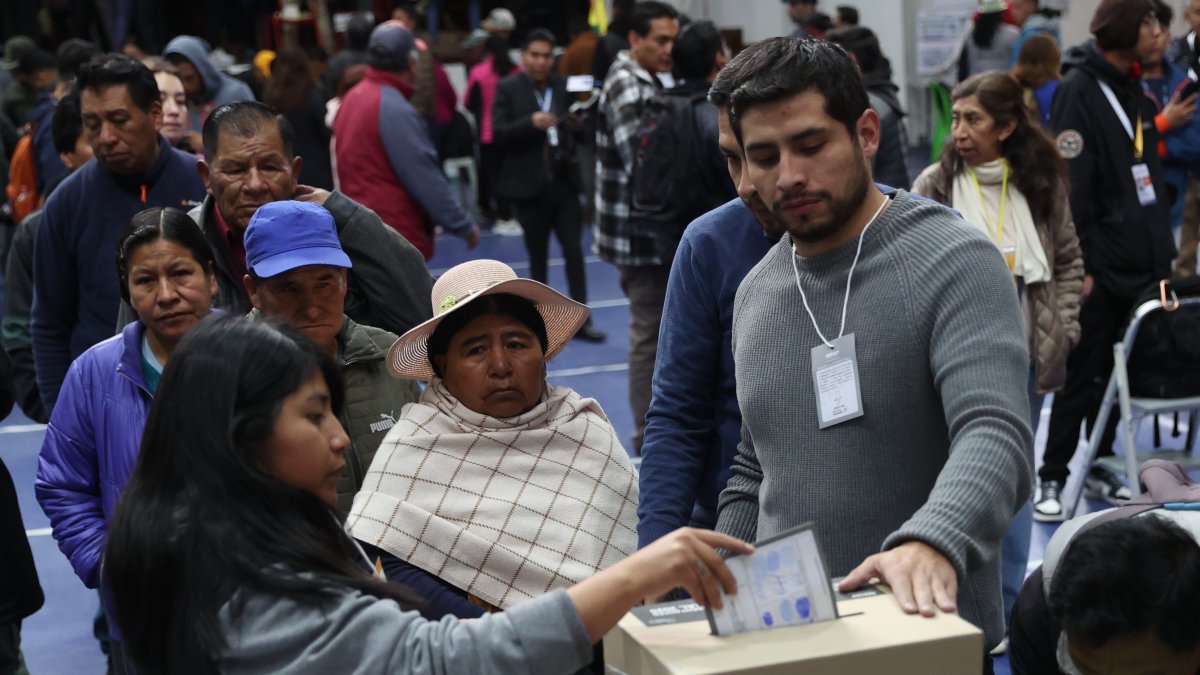 Una mujer vota este domingo, en un centro de votación en La Paz (Bolivia)