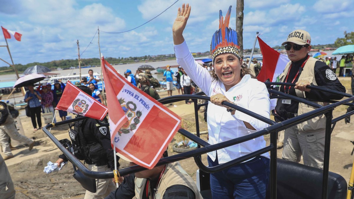 Fotografía cedida por la Presidencia de Perú que muestra a su mandataria, Dina Boluarte, durante una visita este viernes, en Santa Rosa de Loreto (Perú). 