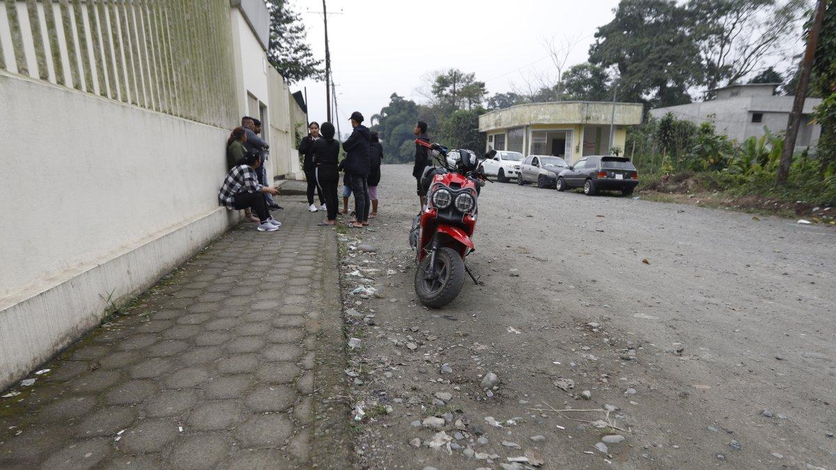 Familiares y allegados de los fallecidos llegan a la morgue de Santo Domingo en busca de información.