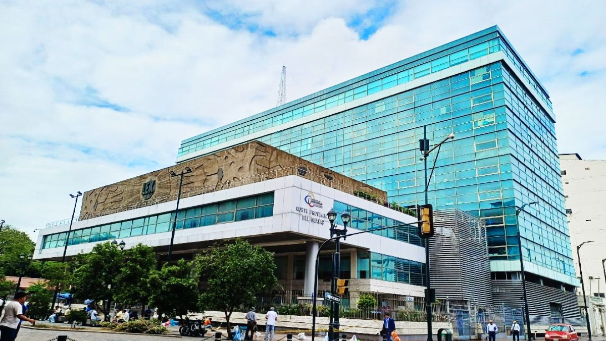 Por los pasillos del edificio de la Corte Provincial de Justicia del Guayas, en el centro de Guayaquil, caminaba Eduardo Lascano.