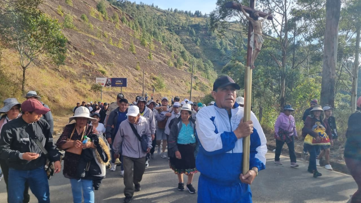 El esfuerzo físico no detiene a los devotos que caminan junto a la 