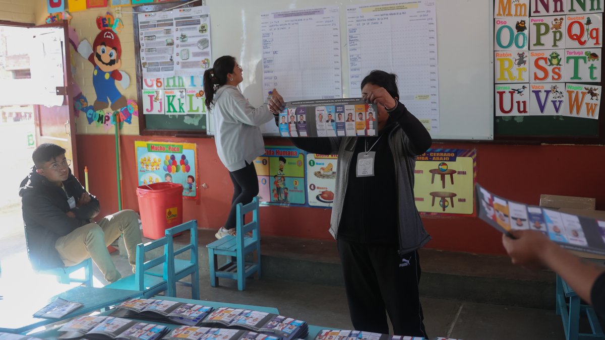 Una jurado muestra un voto durante el conteo de votos de las elecciones generales en un centro de votación en La Paz (Bolivia). 