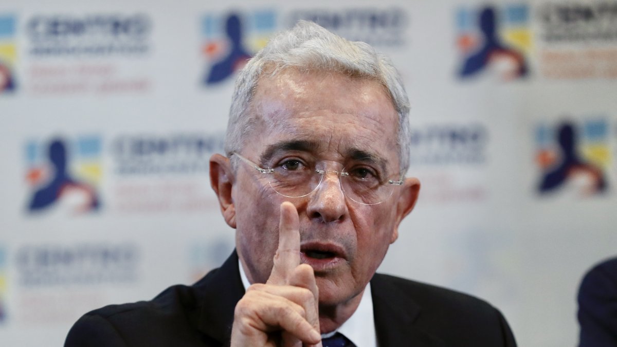 Fotografía de archivo del 27 de noviembre de 2023 del expresidente de Colombia, Álvaro Uribe.