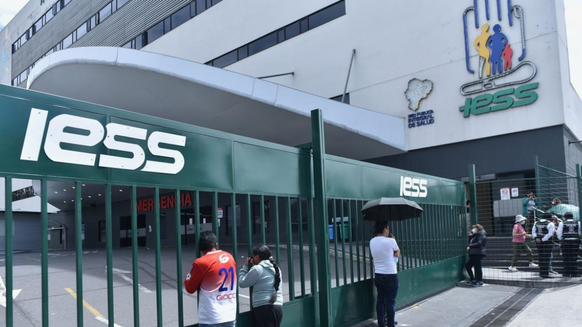 En el Hospital del IESS, del sur de Quito, donde pacientes esperan para acceder al servicio.