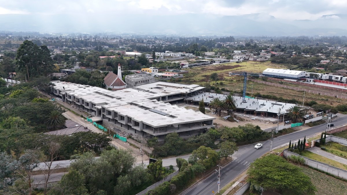 Proyecto. En la vía Arrayanes se levanta la plaza comercial La Gruta. Una amplia construcción, próxima a la iglesia, que incluye parqueaderos.