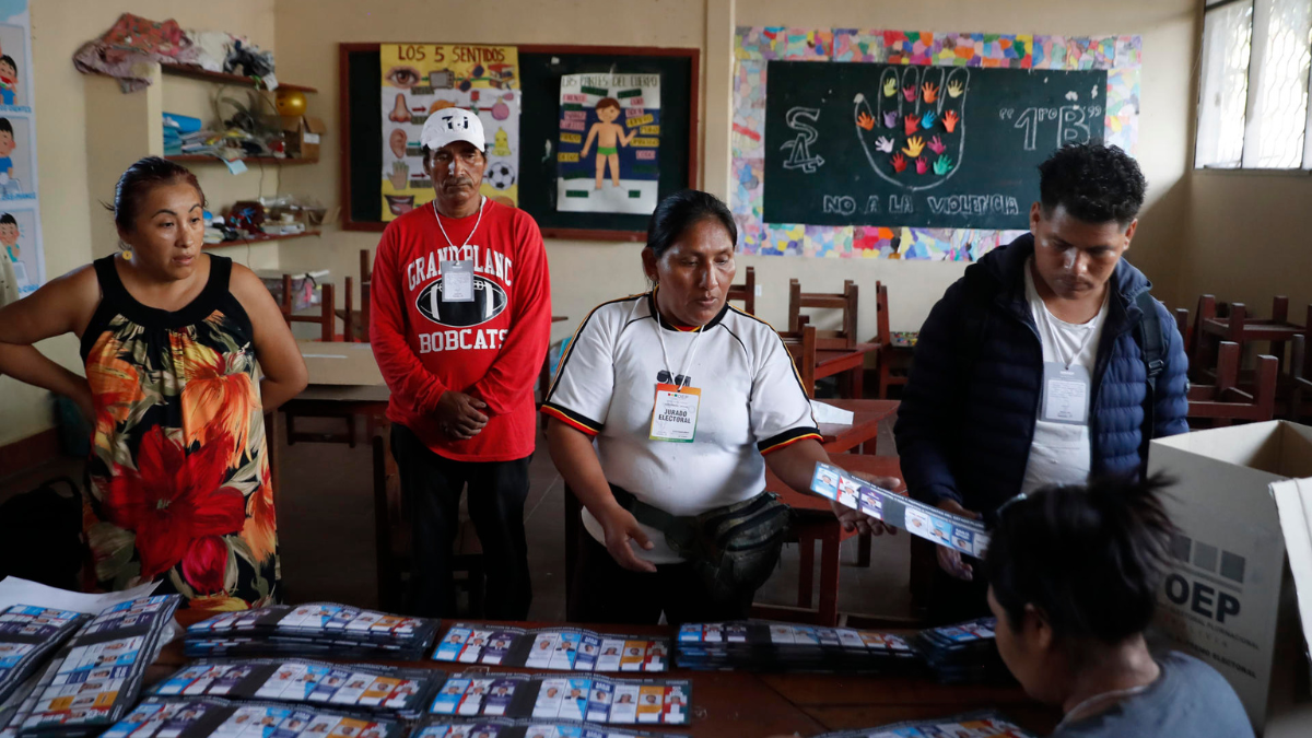 Jurados cuentan votos al cierre de la jornada de elecciones generales de Bolivia este domingo, en el municipio de Villa Tunari (Bolivia).