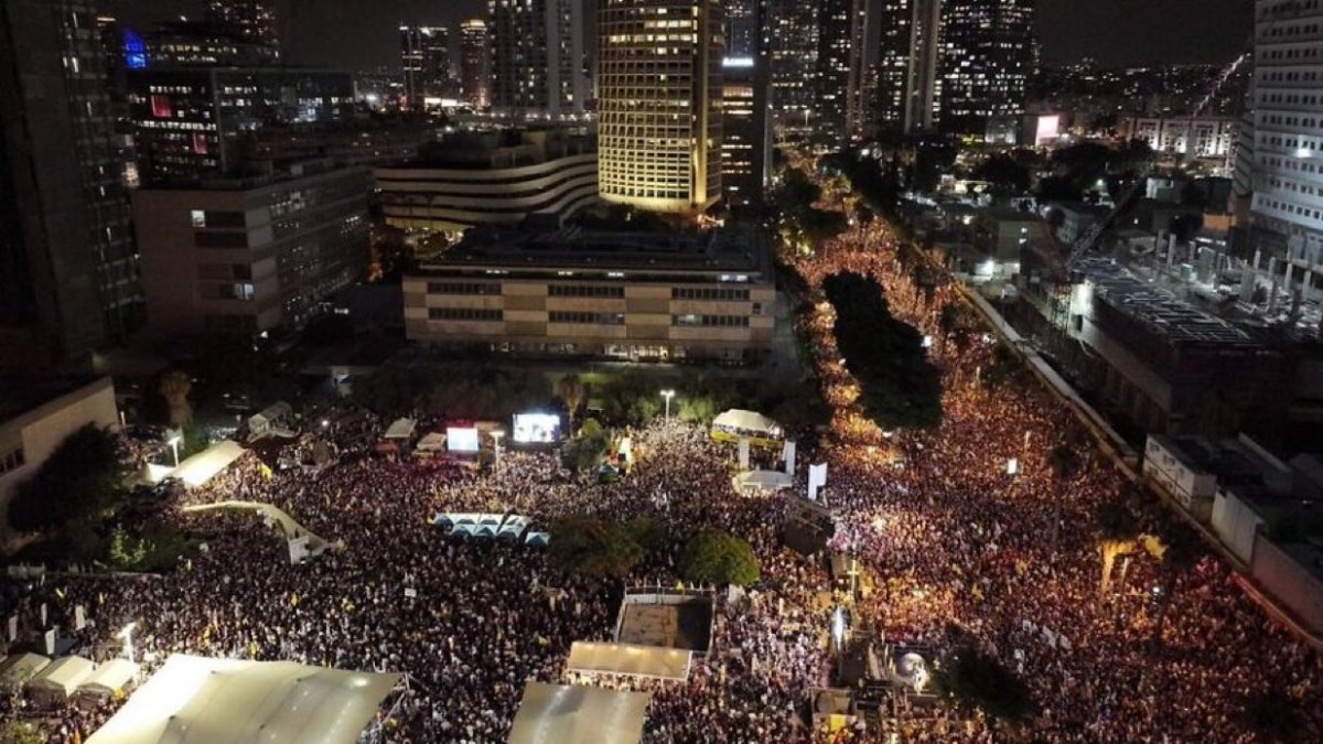 Multitudes se toman las calles de Tel Aviv.
