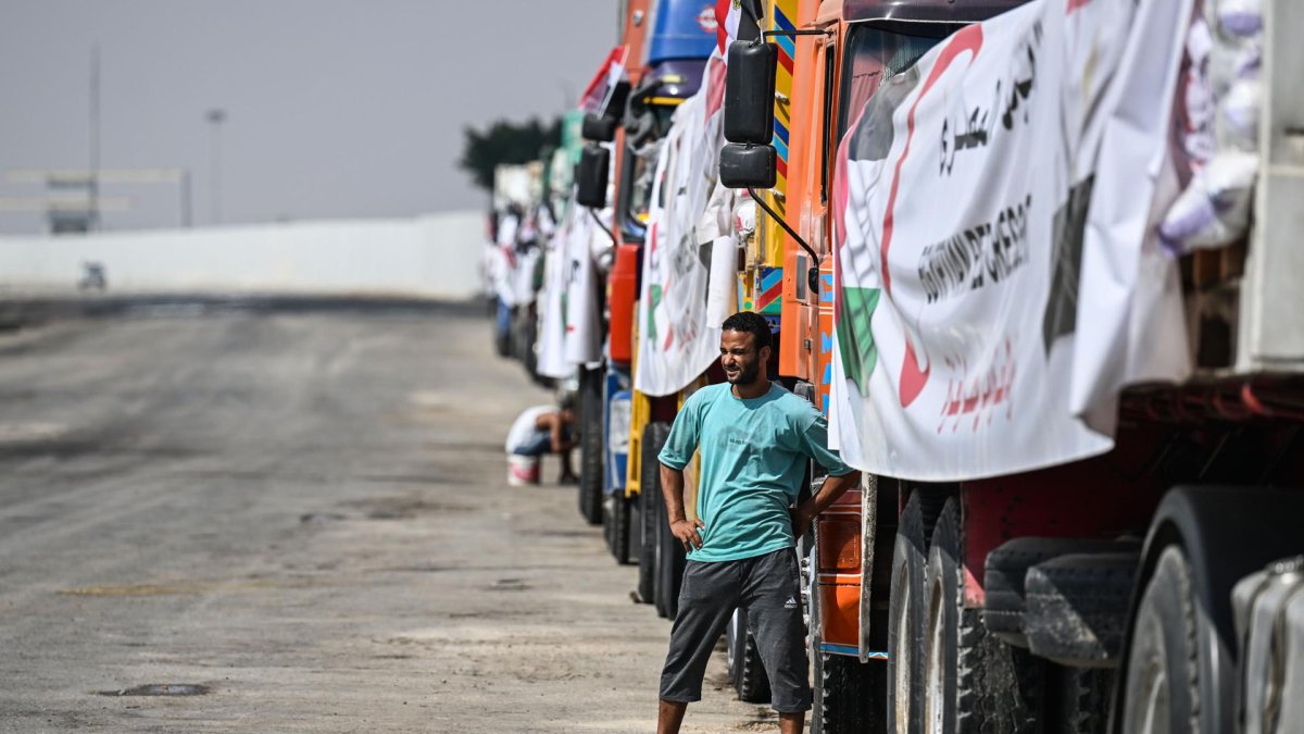 Camiones cargados con ayuda con destino a Gaza esperan en el lado egipcio del cruce fronterizo entre Egipto y la Franja de Gaza, en Rafah, Gobernación de Sinaí del Norte, Egipto.