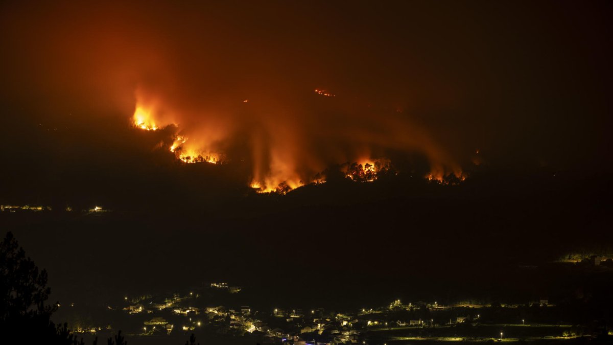 Vista desde Ribadavia (Ourense) del incendio que se inició en la localidad gallega de Carballeda de Avia.