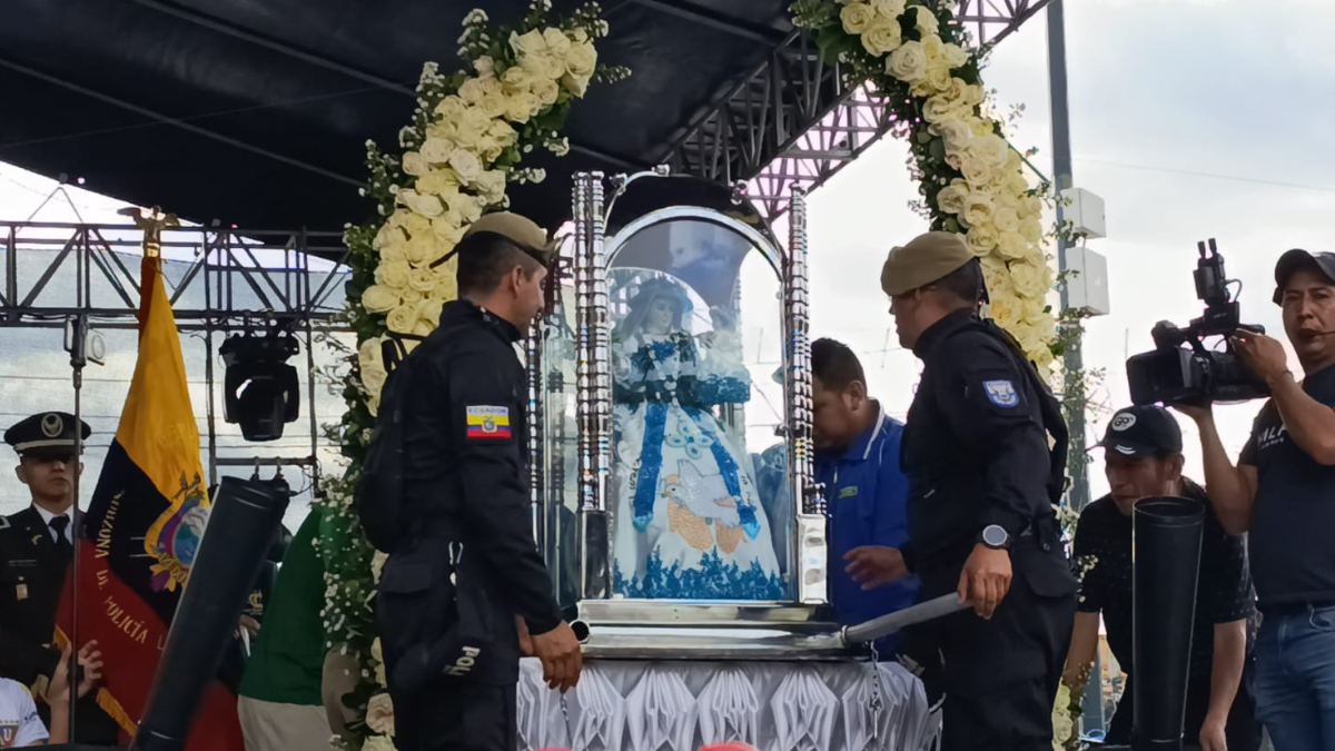 La Policía Nacional resguarda el recorrido de la Virgen del Cisne para garantizar la seguridad de los fieles.