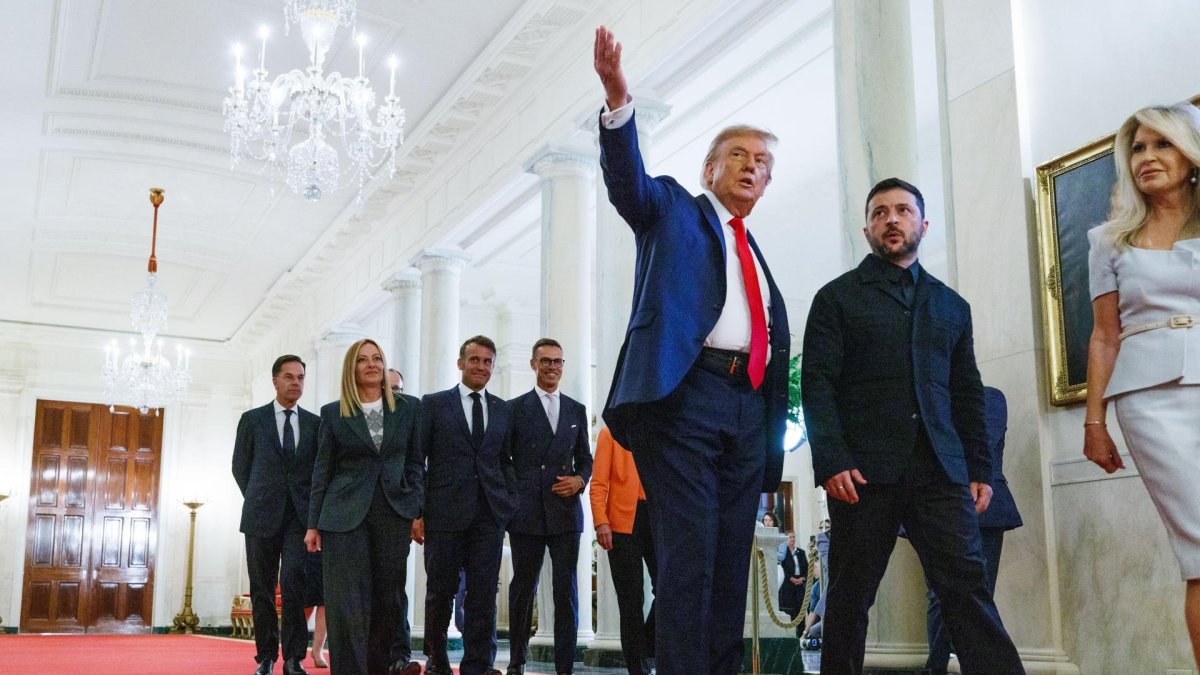 El presidente de EE.UU. Donald J. Trump, y el presidente de Ucrania, Volodymyr Zelensky, con autoridades en la Casa Blanca en Washington, DC, EE. UU., el 18 de agosto de 2025.
