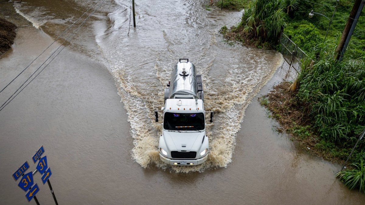Un camión avanza por una carretera inundada mientras el huracán Erin de categoría 3 abandona la región en Puerto Rico, el 16 de agosto de 2025.