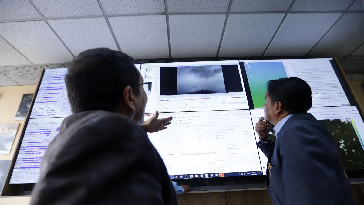 Mario Ruiz, director del IG, le explicó al alcalde de Rumiñahui, Fabián Iza, la situación del volcán Cotopaxi.