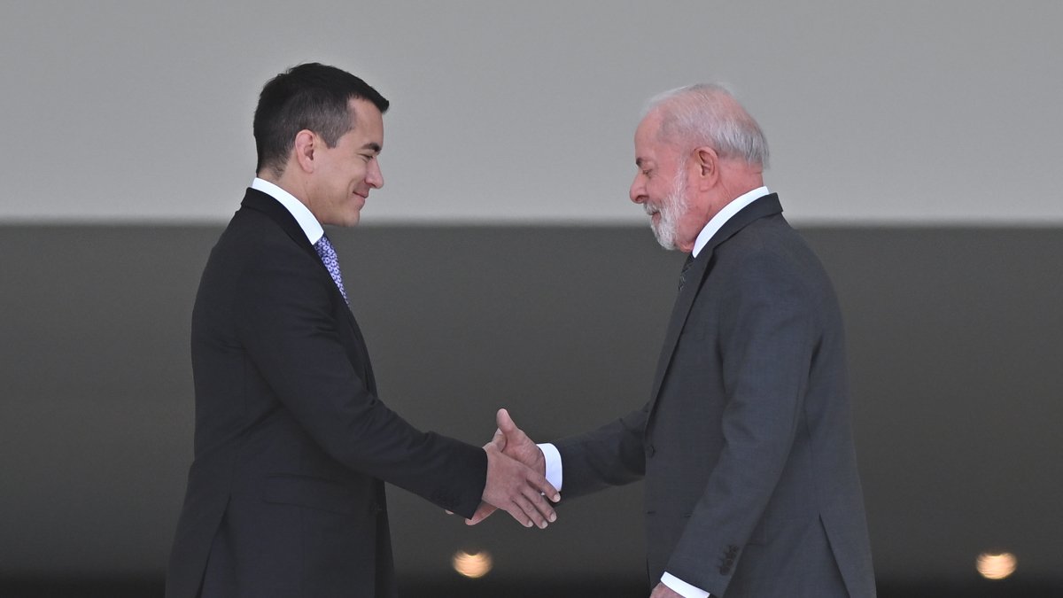 El presidente de Brasil, Luiz Inácio Lula da Silva (d), recibió a su homólogo de Ecuador, Daniel Noboa, este lunes 18 de agosto en Brasilia (Brasil).