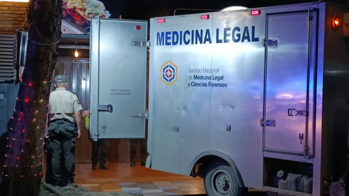 Personal de Criminalística llegó al restaurante para levantar el cadáver.