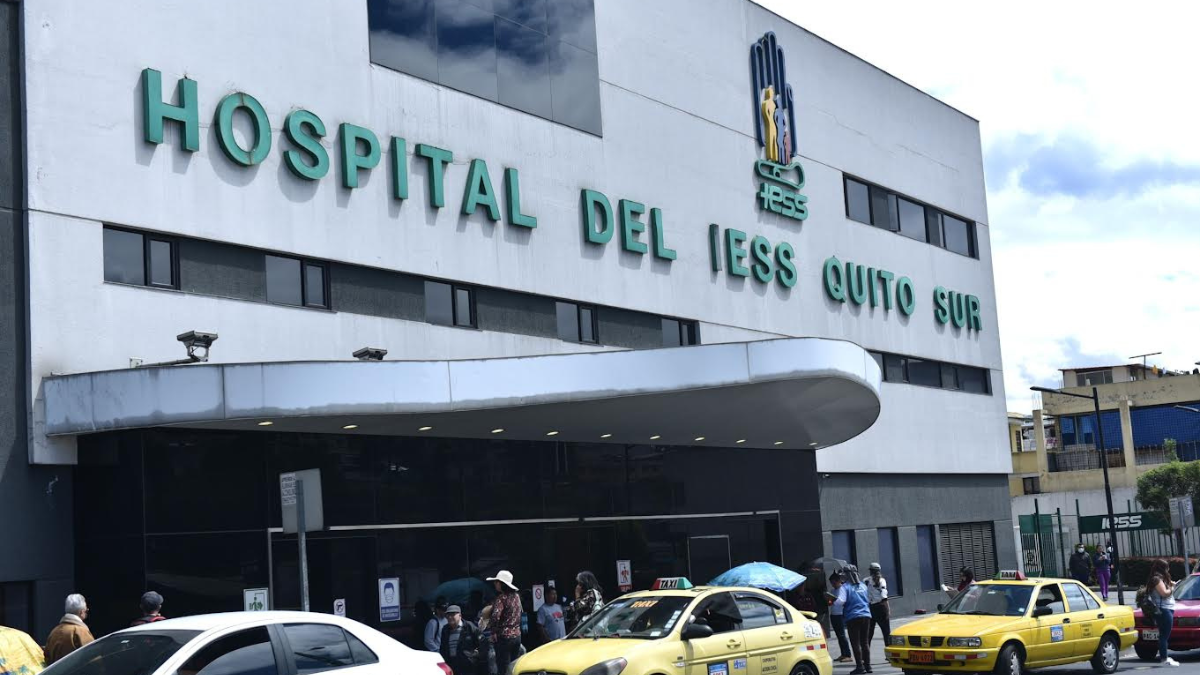 En el Hospital del IESS Quito Sur, que se inauguró en diciembre del 2017, decenas de ciudadanos esperan para ingresar.