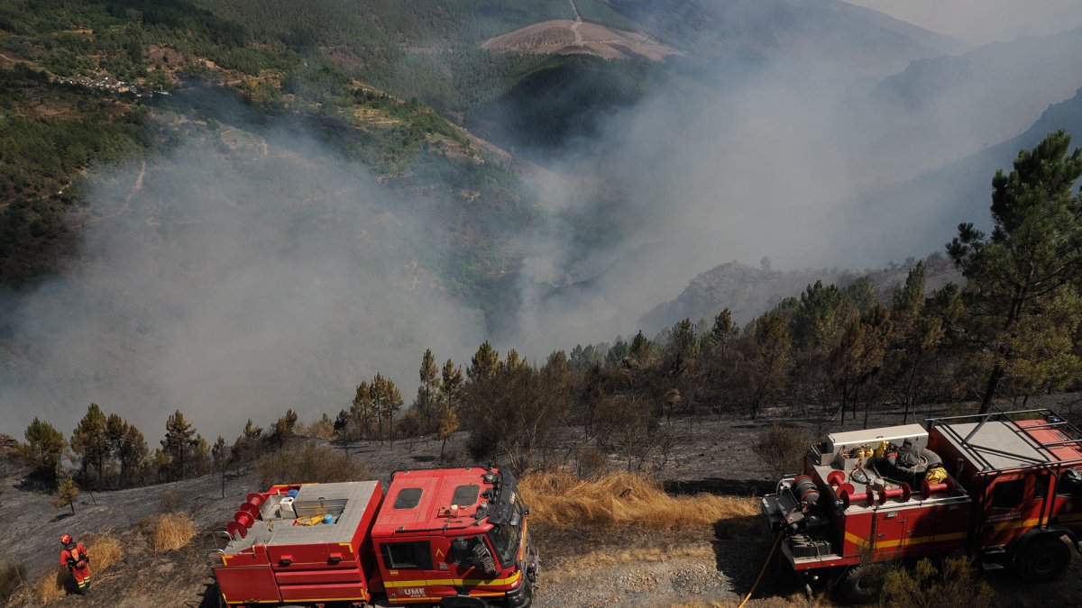 Efectivos de la Unidad Militar de Emergencis (UME) en las labores de extinción del fuego en la parroquia de Bendollo (Quiroga) que ha quemado más de 20.000 hectáreas en provincias de Ourense y Lugo.