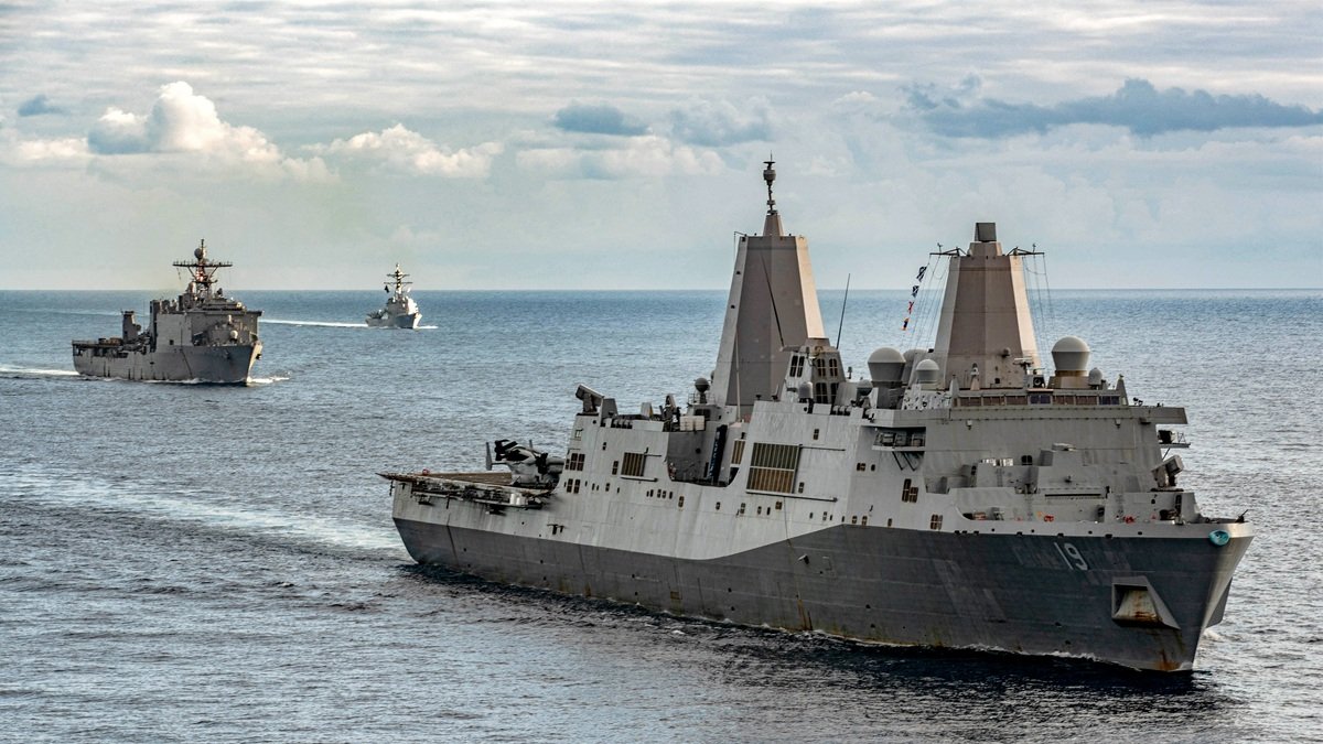 El transporte anfibio clase San Antonio USS Mesa Verde (LPD 19), el buque de desembarco clase Harpers Ferry USS Carter Hall (LSD 50) y el destructor de misiles en el Mediterráneo en diciembre de 2023.
