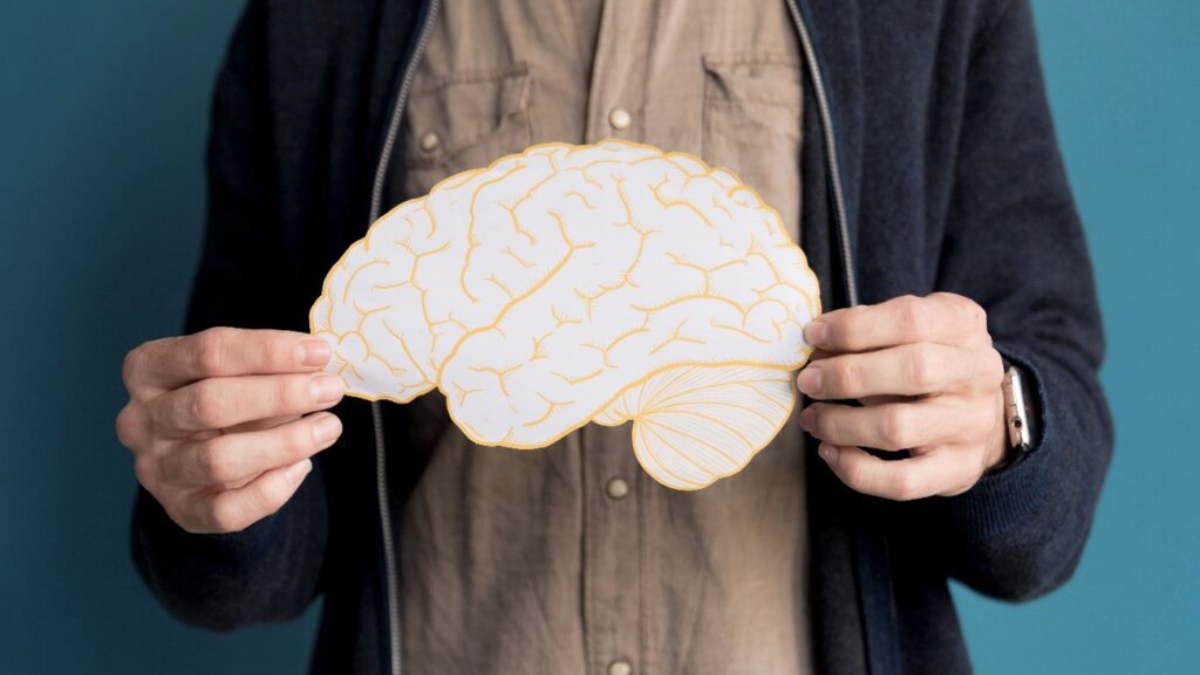 Leer, escuchar música y mantener vínculos sociales son hábitos que fortalecen la memoria sin importar la edad.