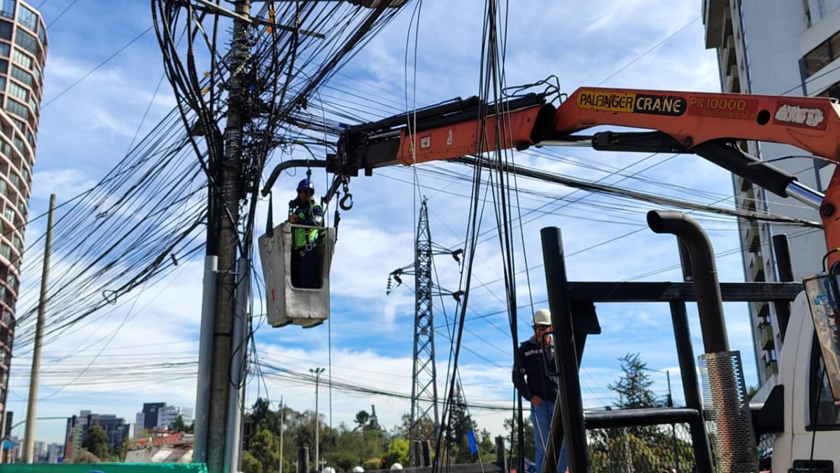 Este 19 de agosto, se retiraron los cables aéreos en la av. República y Eloy Alfaro, en el norte de Quito.