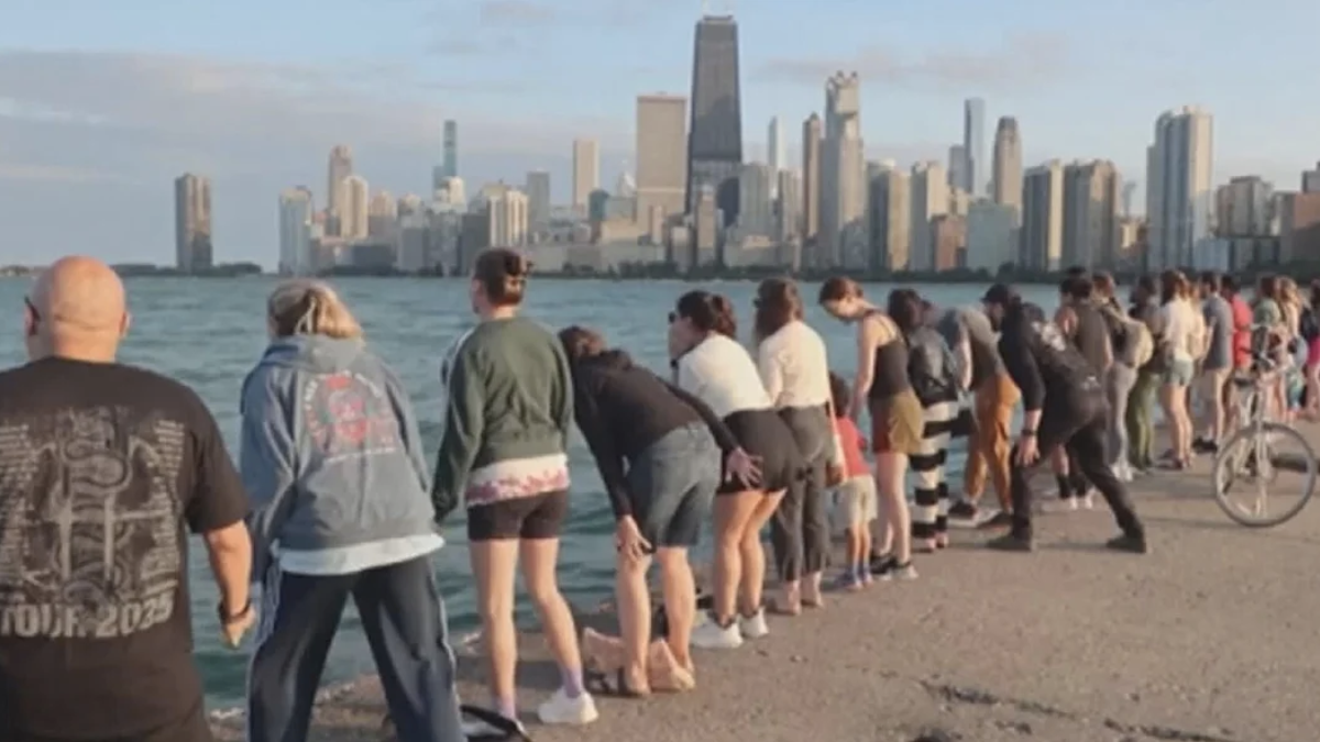 Cada domingo, el Scream Club reúne a decenas de personas para liberar tensiones con un grito colectivo frente al lago Michigan.