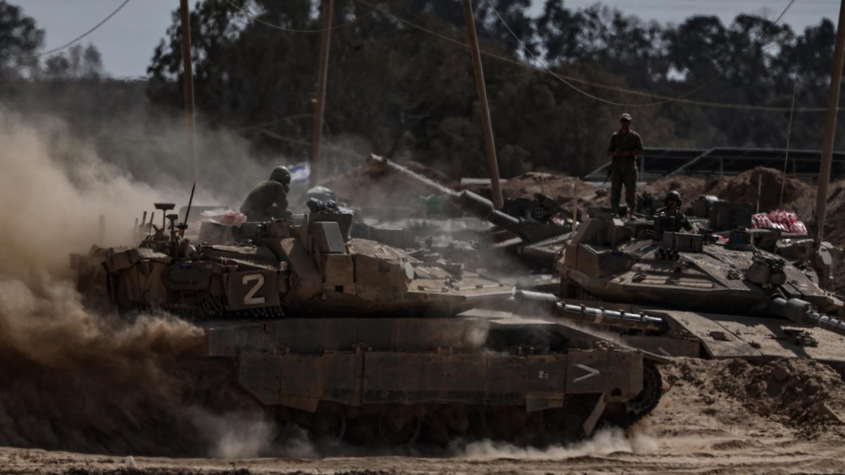 Tanques israelíes desplegados a lo largo de la frontera entre Israel y Gaza en el sur de Israel, el 19 de agosto de 2025.