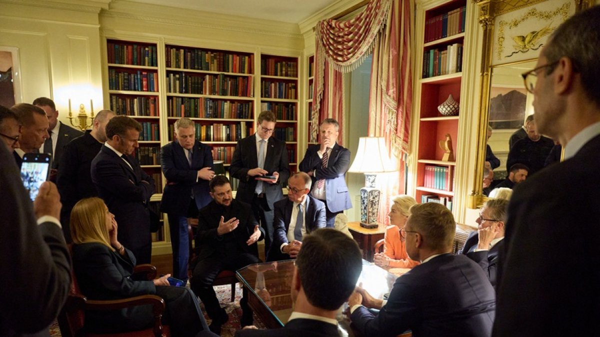 El presidente Volodymyr Zelensky (C) conversa con líderes europeos, incluido la presidenta de la Comisión Europea, Ursula von der Leyen, en la biblioteca de la Casa Blanca, el 18 de agosto de 2025.