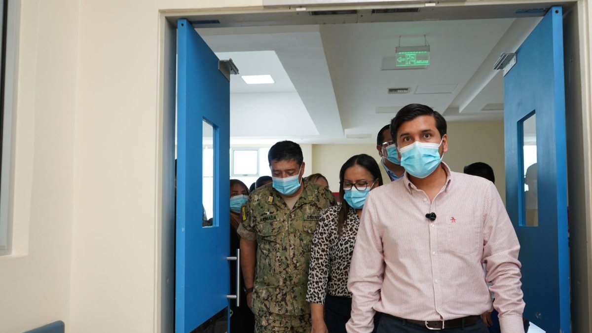 Ministro de Salud en recorrido por hospitales.