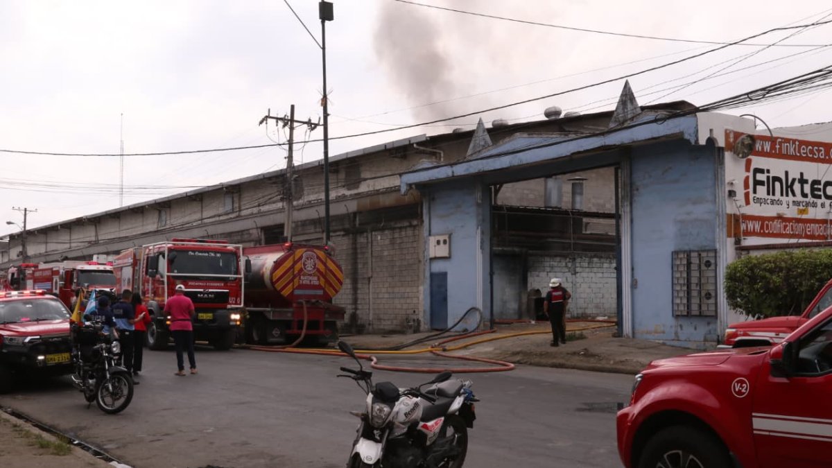 Bomberos combaten el incendio en una bodega de cables en la vía a Daule, Guayaquil.